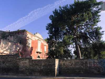 ...� villa Giustiniani, la masseria pi� vicina al centro di Bari: si tratta di un edificio ottocentesco rimasto abbandonato per decenni e che nasconde al suo interno un ipogeo medievale